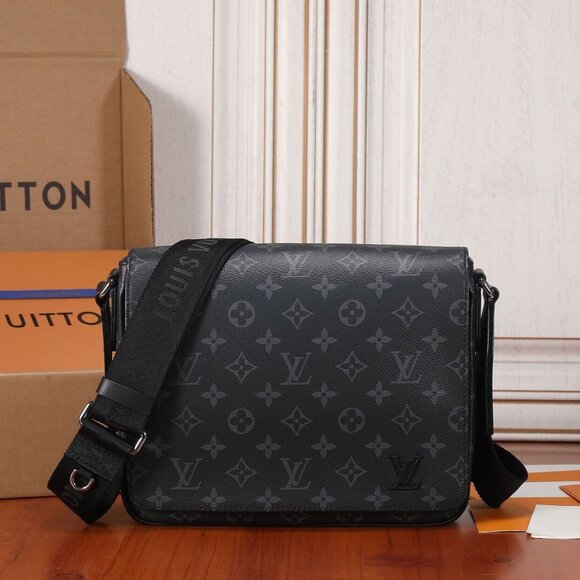 Louis Vuitton District PM Shoulder Crossbody Bag - Picture 1 of 8